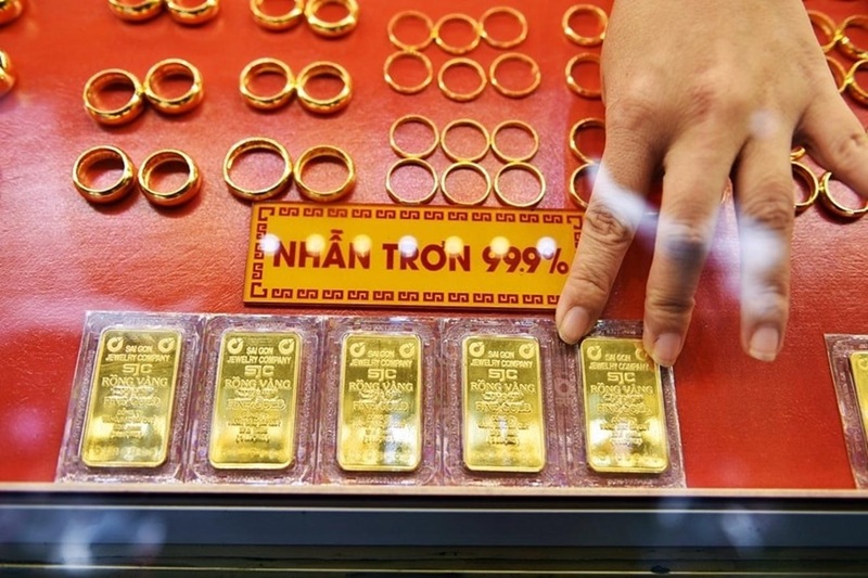 Người dân theo dõi sát sao bảng giá vàng SJC và vàng nhẫn 9999 khi thị trường ghi nhận mức giảm hơn 1,5 triệu đồng mỗi lượng.