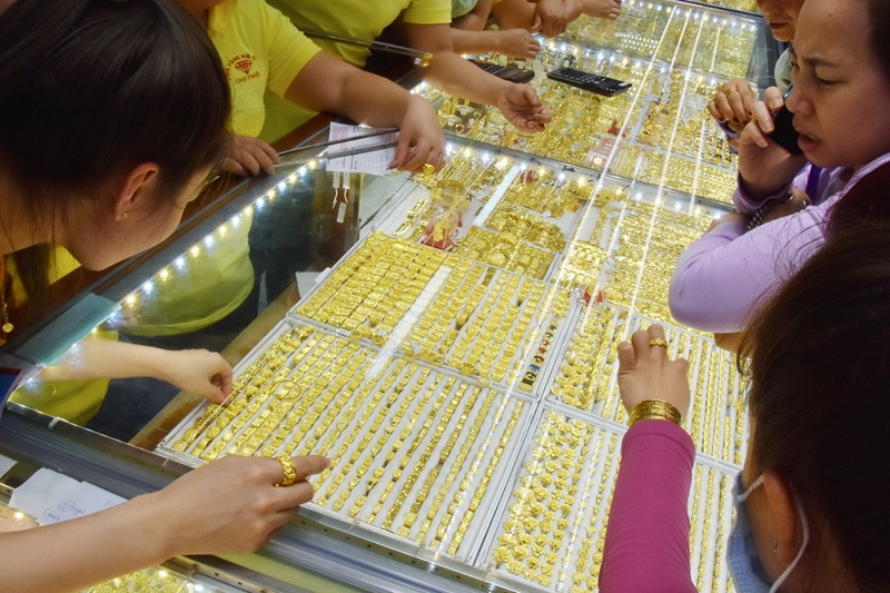 Chính sách duy trì lãi suất cao của Cục Dự trữ Liên bang Mỹ (Fed) là một trong những nguyên nhân cốt lõi khiến kim loại quý mất đà tăng.