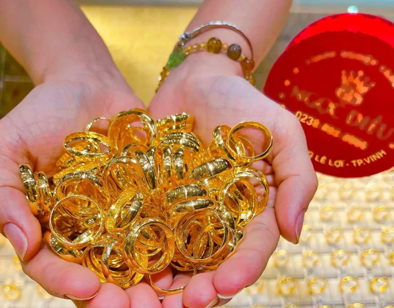 Nhà đầu tư thực hiện lệnh chốt lời diện rộng sau khi vàng chạm ngưỡng đỉnh lịch sử vào đầu năm 2026, tạo áp lực giảm ngắn hạn.