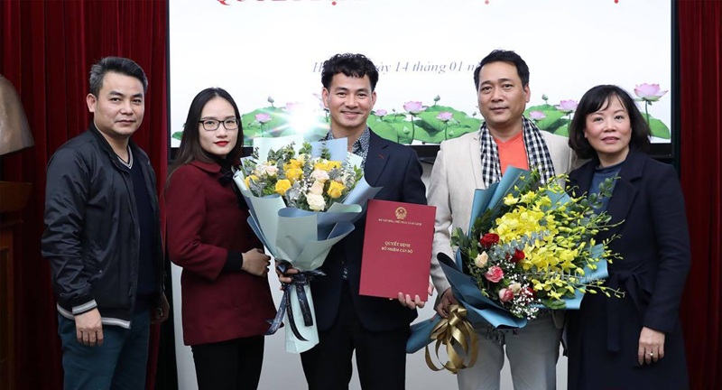 NSND Xuân Bắc trong một buổi chỉ đạo nghệ thuật, nỗ lực đưa kịch nói tiếp cận gần hơn với khán giả trẻ.