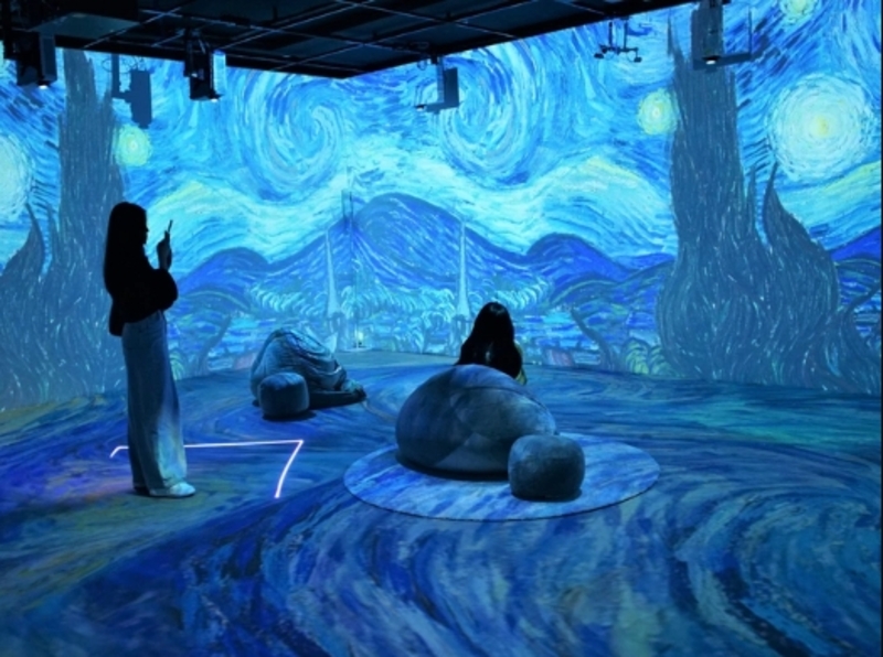 Hình ảnh trong tranh Van Gogh xuất hiện rộng rãi trong sách, phim, triển lãm, thời trang và các sản phẩm sáng tạo. 