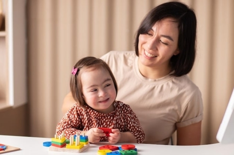 Chăm sóc trẻ mắc Down cần kết hợp theo dõi sức khỏe, can thiệp phát triển và môi trường gia đình tích cực. 