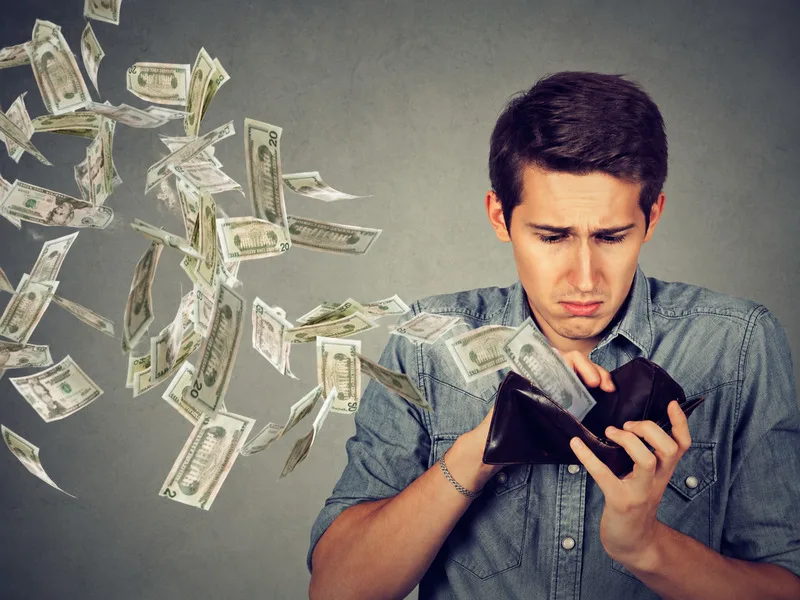 Giấc mơ mất một khoản tiền lớn có thể phản ánh áp lực, nỗi sợ thất bại hoặc cảm giác phải đánh đổi trong thực tế.