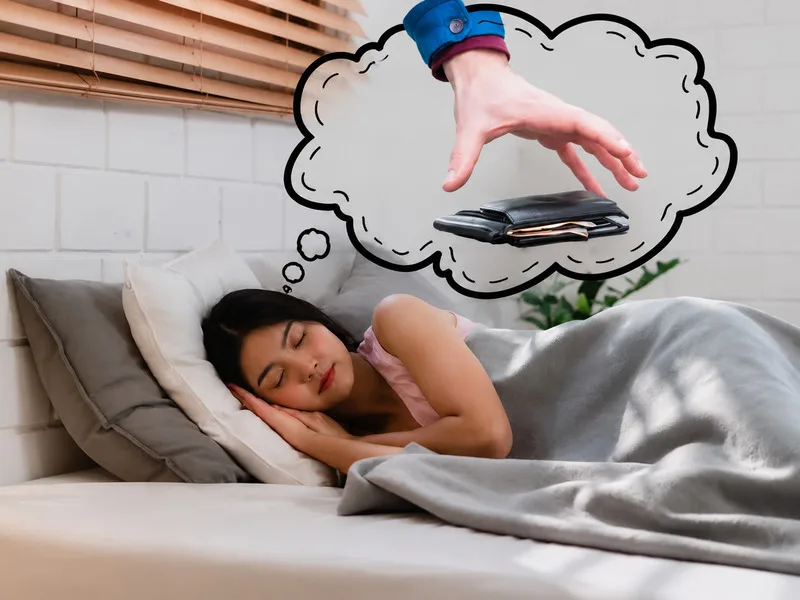 Nằm mơ thấy mất tiền do người khác lấy đi có thể phản ánh cảm giác bị xâm phạm ranh giới hoặc thiếu sự an toàn trong một mối quan hệ.